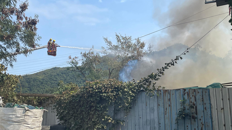 米埔嘉龍路露天儲(chǔ)木倉(cāng)庫(kù)起火 幸無(wú)人受傷