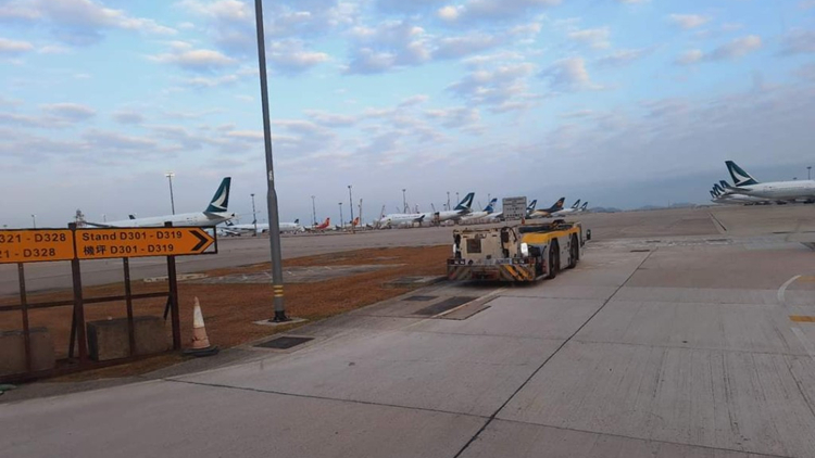 追蹤報(bào)道｜外籍男機(jī)場(chǎng)疑遭飛機(jī)撞斃 警拘60歲司機(jī)