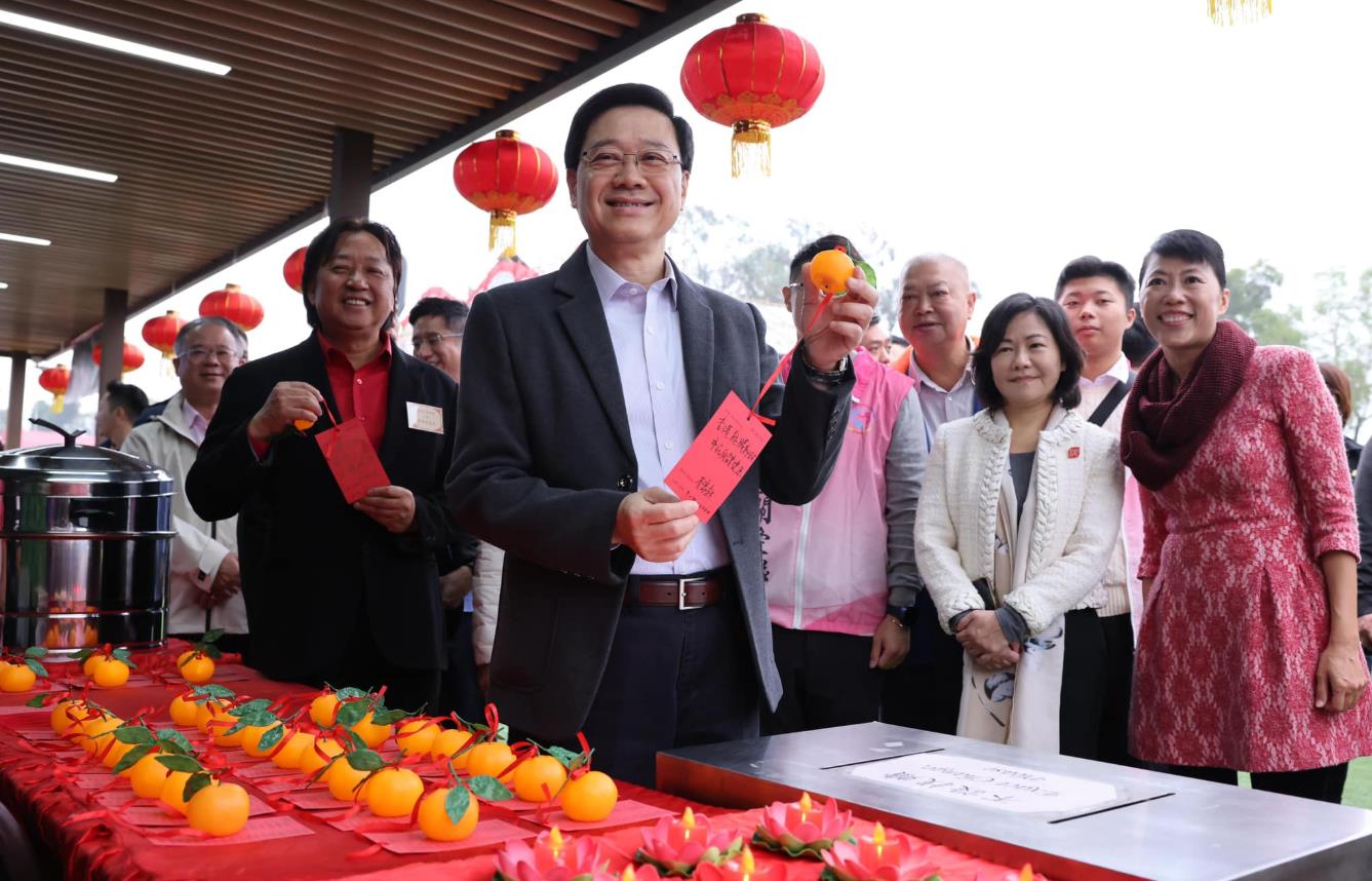 李家超率關(guān)愛(ài)隊(duì)新春家訪 與百名老友記吃團(tuán)年飯共賀龍年