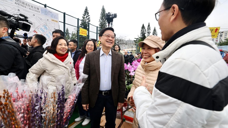 李家超沙田逛花市 祝福全港市民「龍」精虎猛