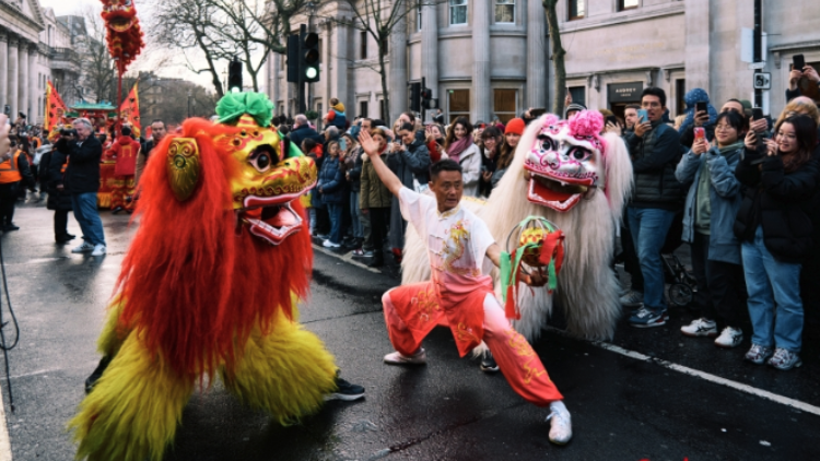 有片丨最威風(fēng)的英歌第一個(gè)出場(chǎng)！龍年英國(guó)倫敦新春慶典盛大舉行