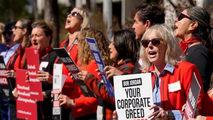 美國空中服務(wù)員於30個機(jī)場示威 要求改善薪酬福利 