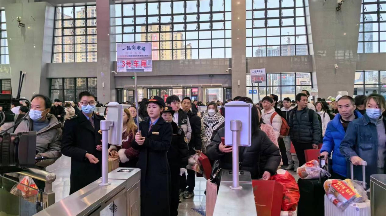 首趟東西部勞務(wù)協(xié)作免費返崗專列從貴州遵義開往廣州南站