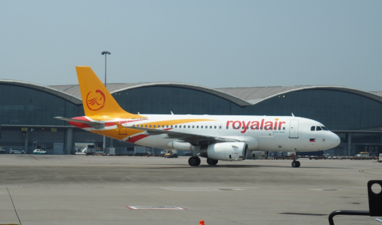 充電寶燃燒導(dǎo)致濃煙彌漫 菲律賓長灘飛上海航班備降香港