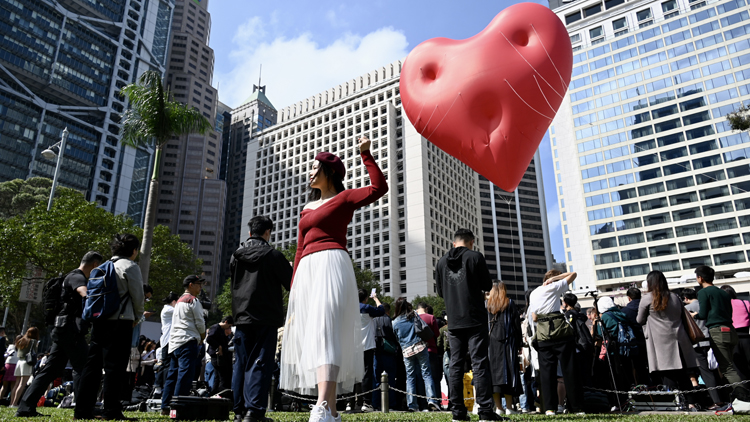 迷你Chubby Hearts今日快閃至灣仔 J Senses ！大紅心續(xù)皇后像廣場(chǎng)花園展出