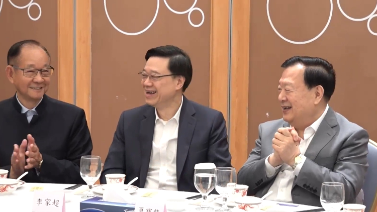 夏寶龍?jiān)诟劭疾煺{(diào)研地區(qū)治理