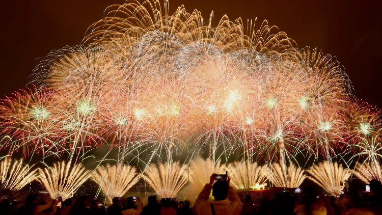 穗黃埔8萬(wàn)發(fā)煙花閃耀知識(shí)城