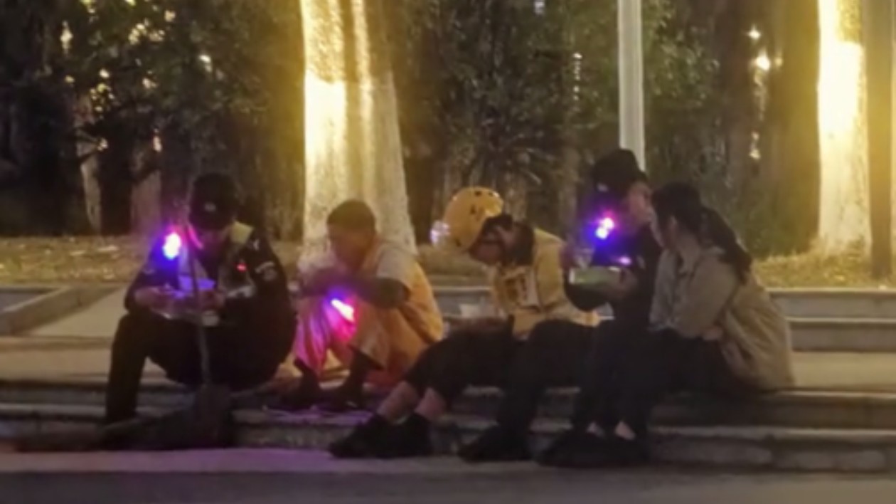 寒風(fēng)夜幕的街邊  一碗熱湯圓溫暖東莞這座城