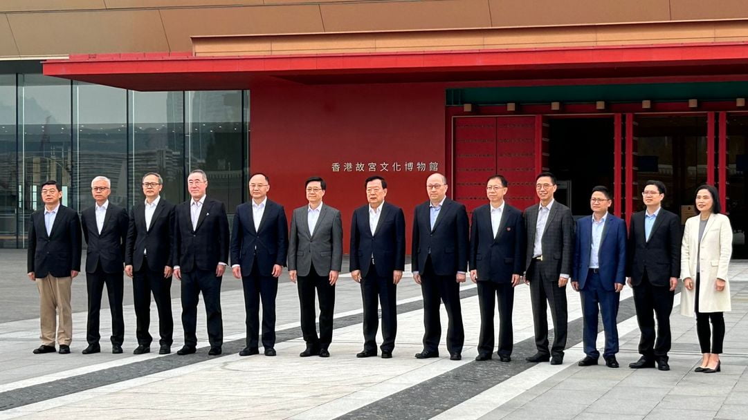 在港考察調(diào)研第6日 夏寶龍?jiān)缟峡疾煳骶盼幕瘏^(qū) 參觀香港故宮