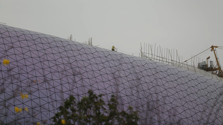 啟德體育園主場(chǎng)館頂部起火 幸無人受傷