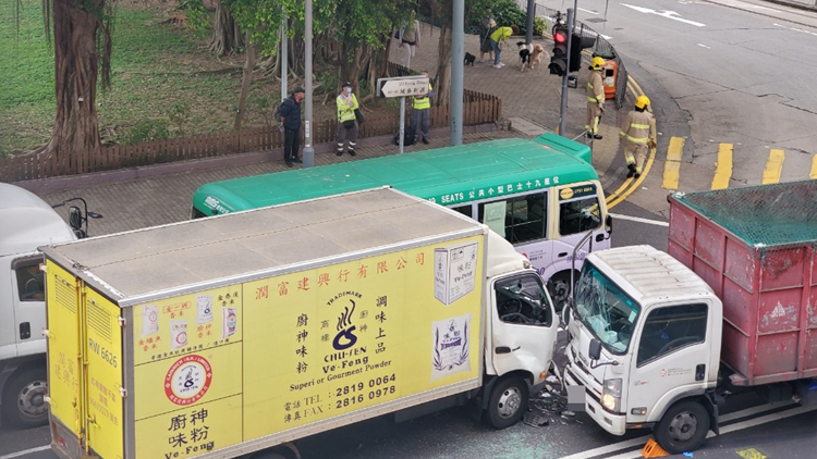西環(huán)域多利道兩貨車迎頭相撞 兩司機(jī)受傷送院治理