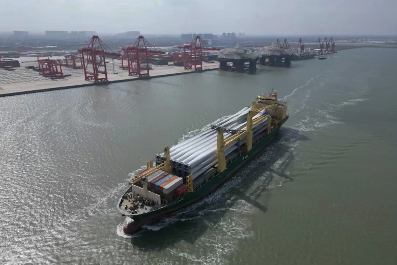 江蘇新出海口啟東呂四港區(qū)喜迎龍年「開(kāi)門(mén)紅」