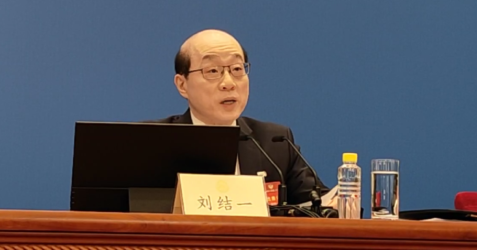 有片｜全國(guó)政協(xié)大會(huì)新聞發(fā)言人劉結(jié)一今午「首秀」  本報(bào)記者現(xiàn)場(chǎng)直擊