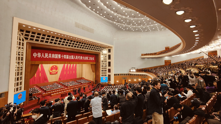 政府工作報告：繼續(xù)全面準確堅定不移貫徹「一國兩制」 支持香港澳門發(fā)展經(jīng)濟改善民生