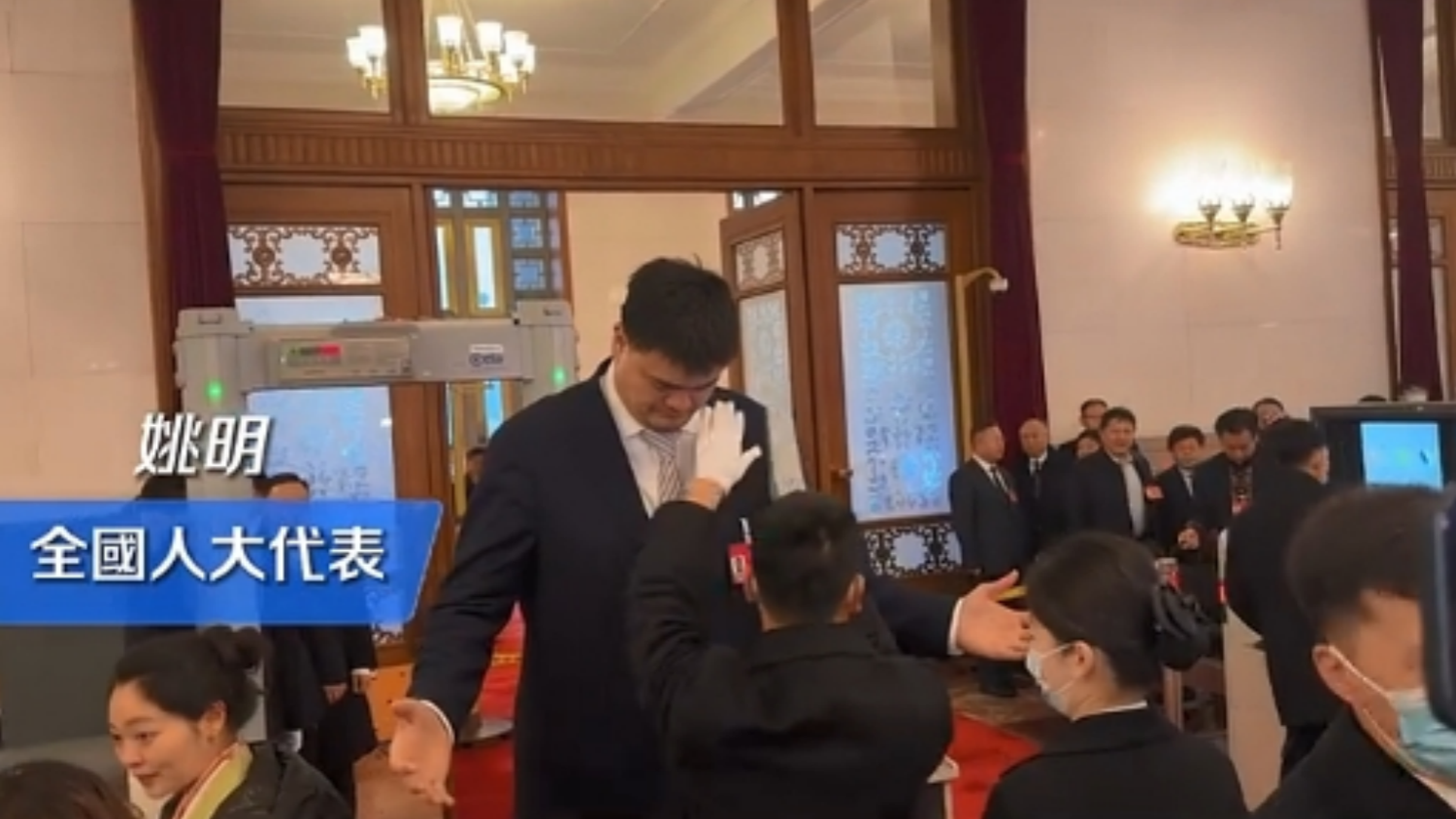 有片 |「顯眼包」姚明來了 高！實在是高！