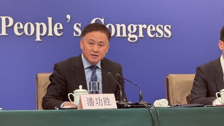 經(jīng)濟(jì)主題記者會｜潘功勝：堅(jiān)定維護(hù)香港國際金融中心地位