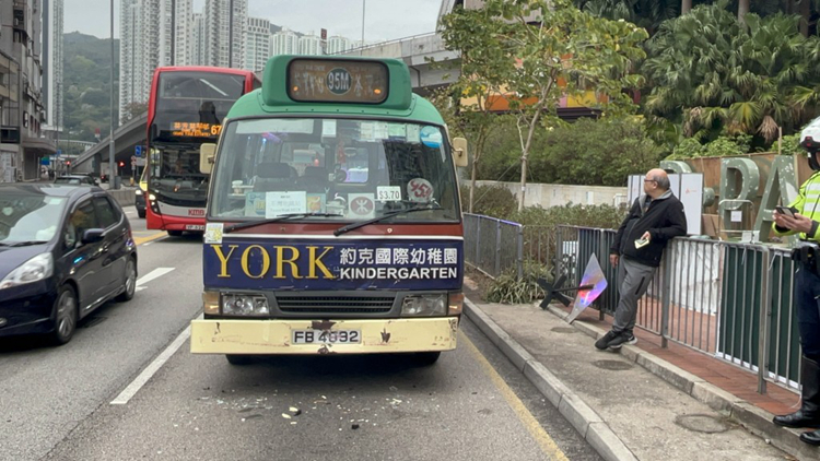 荃灣青山公路小巴與九巴相撞 8人受傷