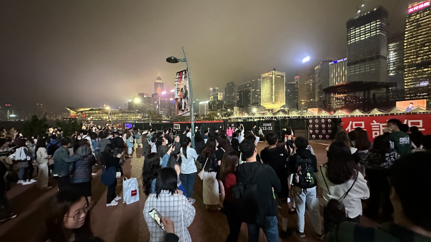 【商報(bào)圖說】內(nèi)地客在港也是「現(xiàn)金奶?！? title=