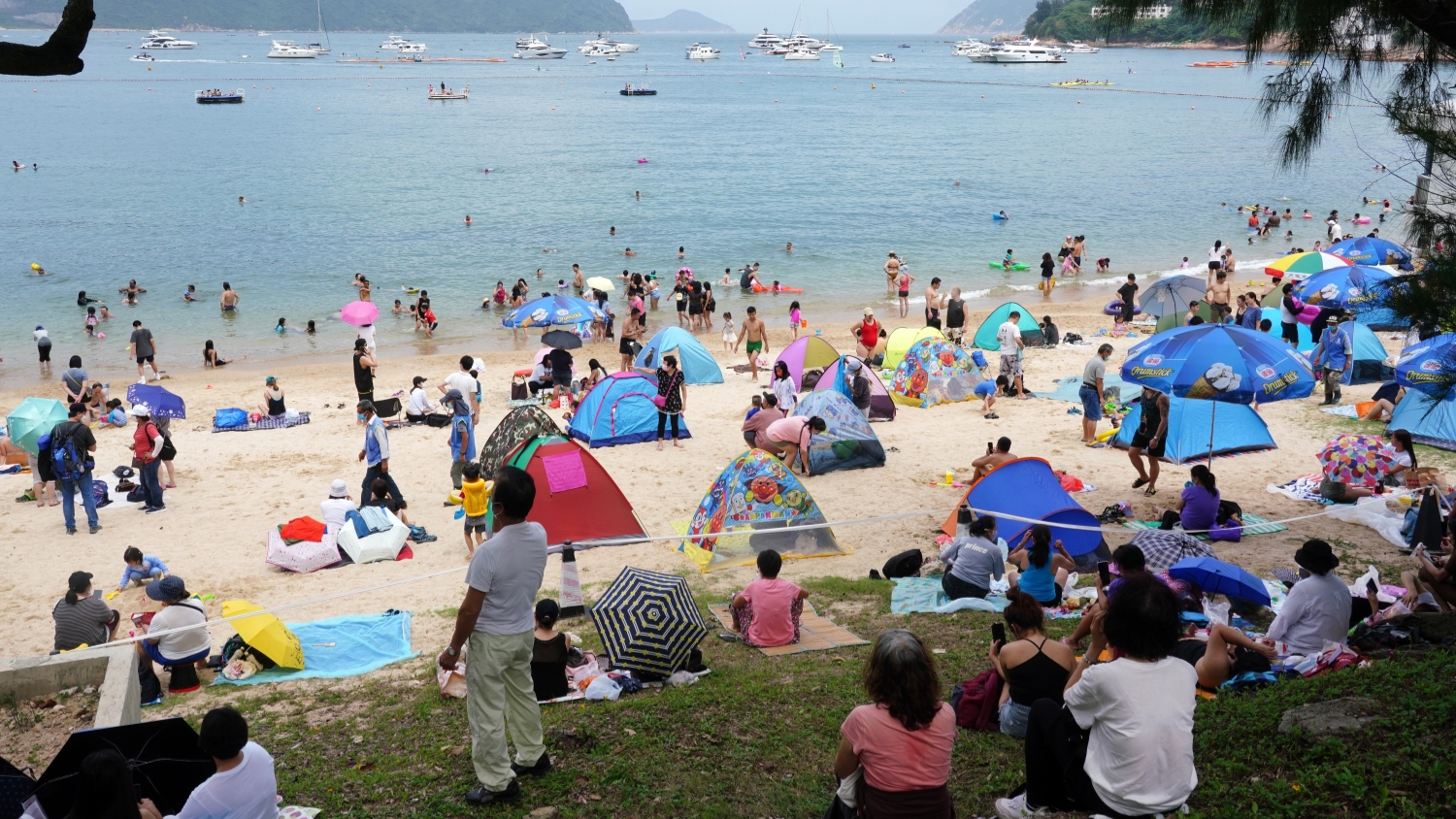 赤柱正灘、大浪灣泳灘等數(shù)個(gè)泳灘懸掛紅旗