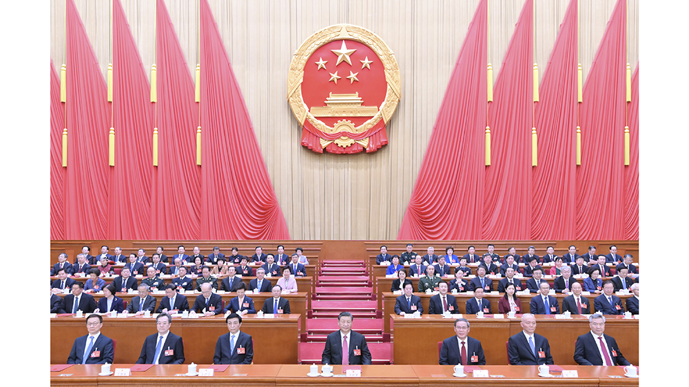 十四屆全國人大二次會(huì)議在京閉幕 習(xí)近平等在主席臺(tái)就座