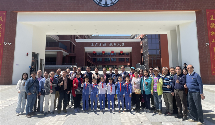 香港大鵬同鄉(xiāng)會與深中大鵬學(xué)校師生攜手添綠