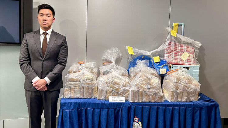 警破葵涌公屋毒品儲存?zhèn)} 檢值8300萬可卡因 拘1人