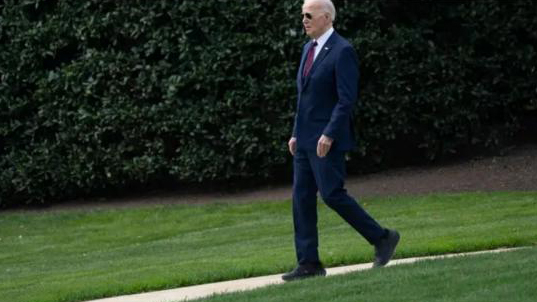 穿上「防摔鞋」？美媒關(guān)注拜登這雙「神秘新鞋」