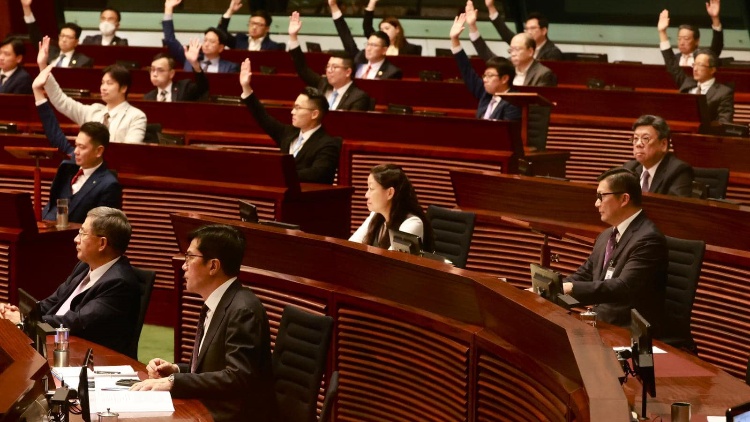 鄧炳強(qiáng)：條例通過(guò)內(nèi)心百感交集