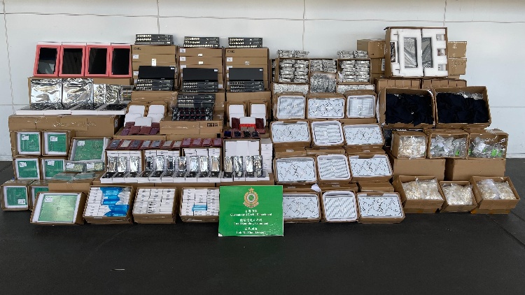 海關(guān)檢價(jià)值180萬元走私物 54歲男司機(jī)被捕