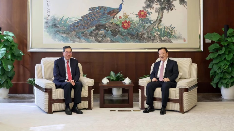 夏寶龍?jiān)谏钲跁?huì)見(jiàn)梁君彥一行