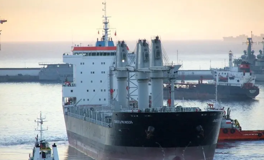 美軍︰中國(guó)油輪在紅海被胡塞武裝導(dǎo)彈擊中起火