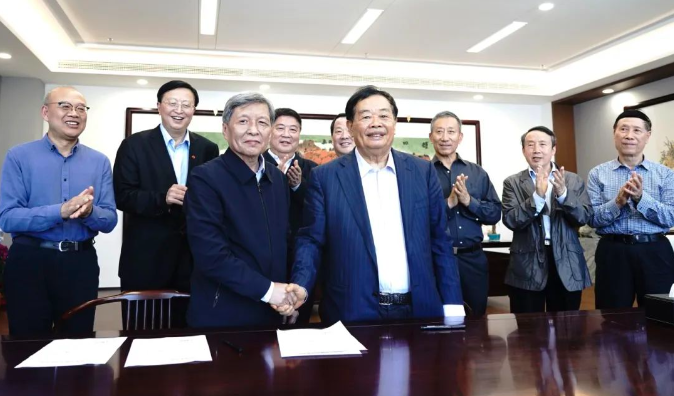 曹德旺「換將」！網(wǎng)紅校長王樹國執(zhí)掌福耀科技大學(xué)