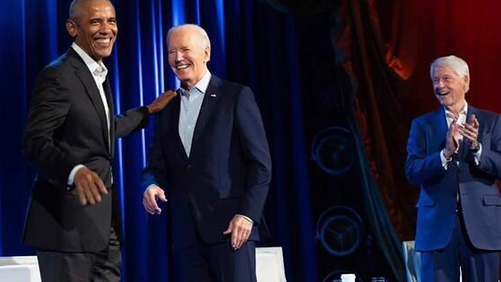 拜登、奧巴馬和克林頓同臺為競選籌款數(shù)千萬美元