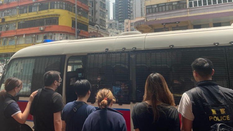 警方深水埗搗破非法釣魚機賭檔 拘負責人及4賭客