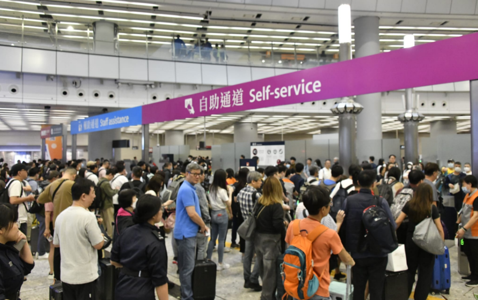 復(fù)活節(jié)假第三日西九龍高鐵站人流暢旺 不少市民赴內(nèi)地遊玩掃墓