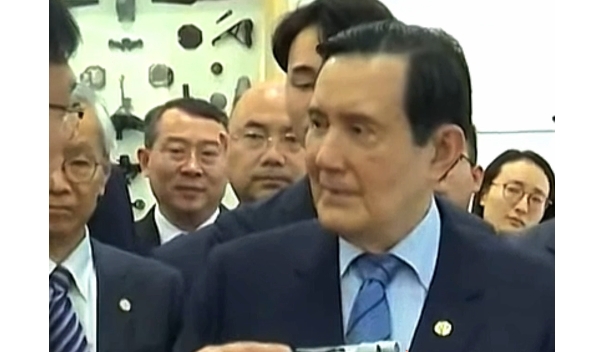 有片 | 馬英九訪(fǎng)大疆 化身「好奇寶寶」：為什麼無(wú)人機(jī)4隻腳？