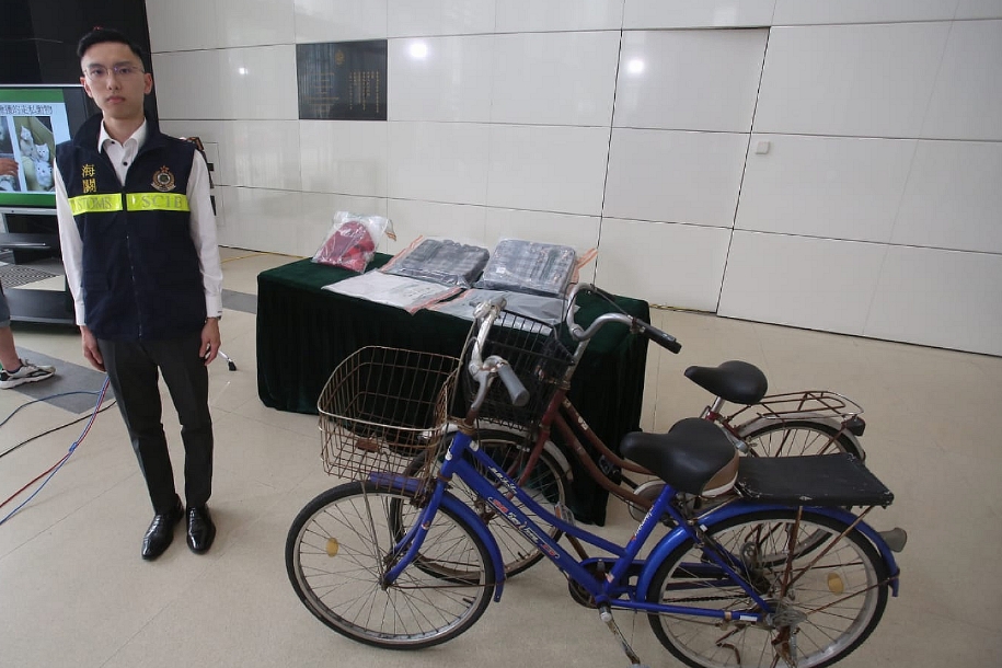 海關(guān)偵破非法走私動物 拘捕2人檢獲7隻貓狗