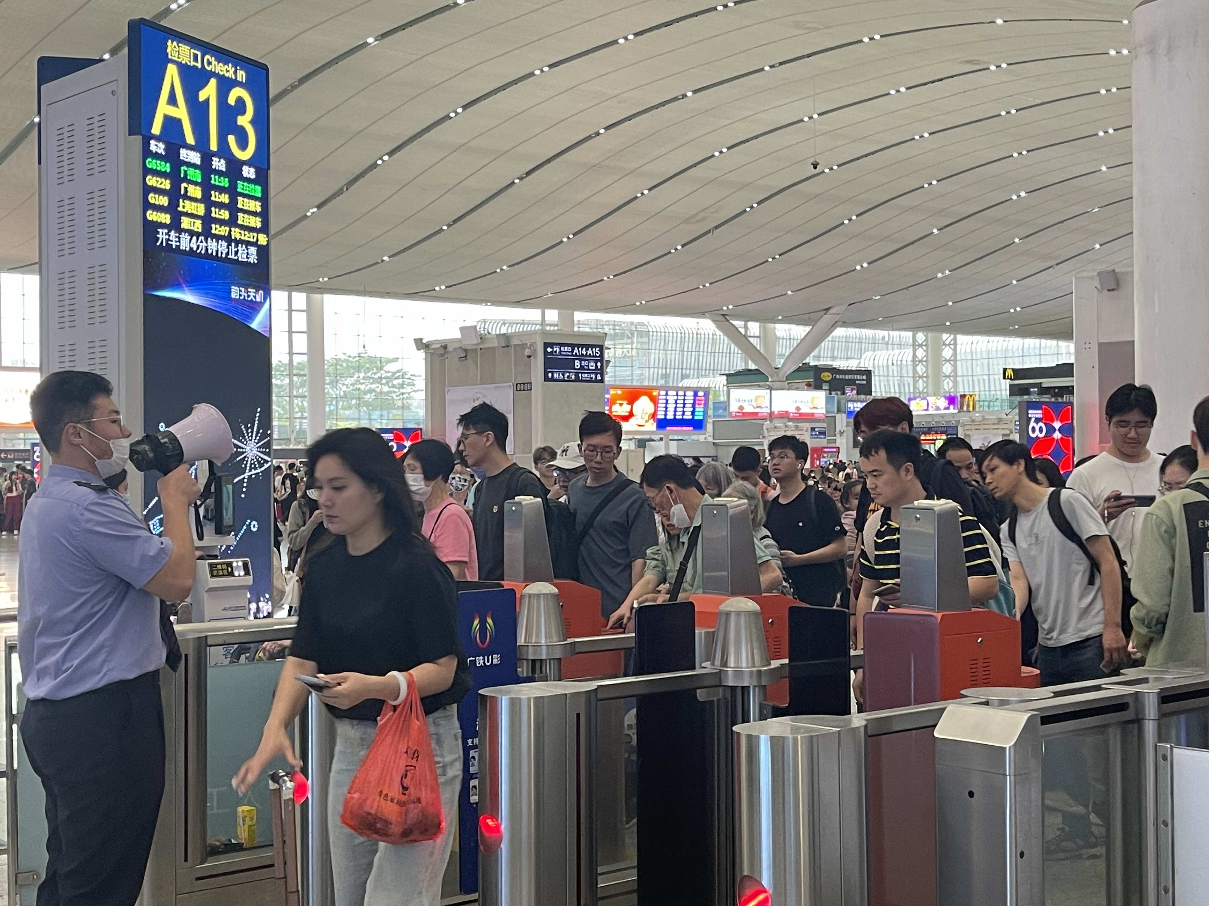 清明假期旅客運(yùn)輸平穩(wěn)有序  廣鐵今日迎返程客流小高峰