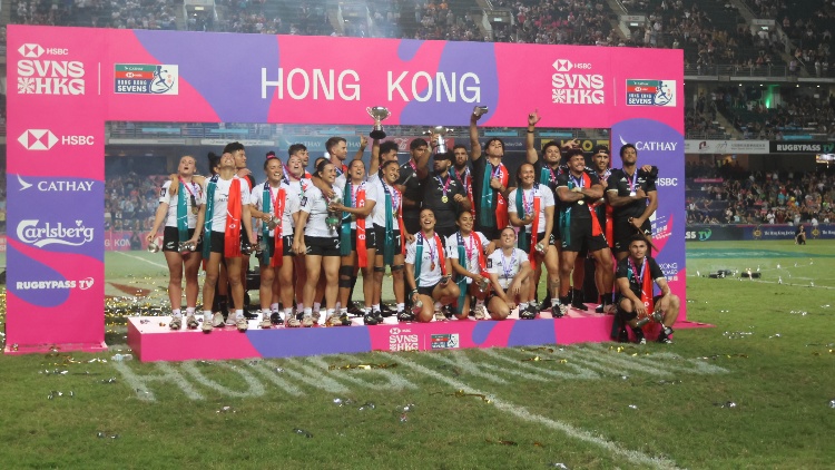 有片｜【香港七欖】再奪銀盃孖寶 新西蘭男女隊齊跳哈卡戰(zhàn)舞慶祝