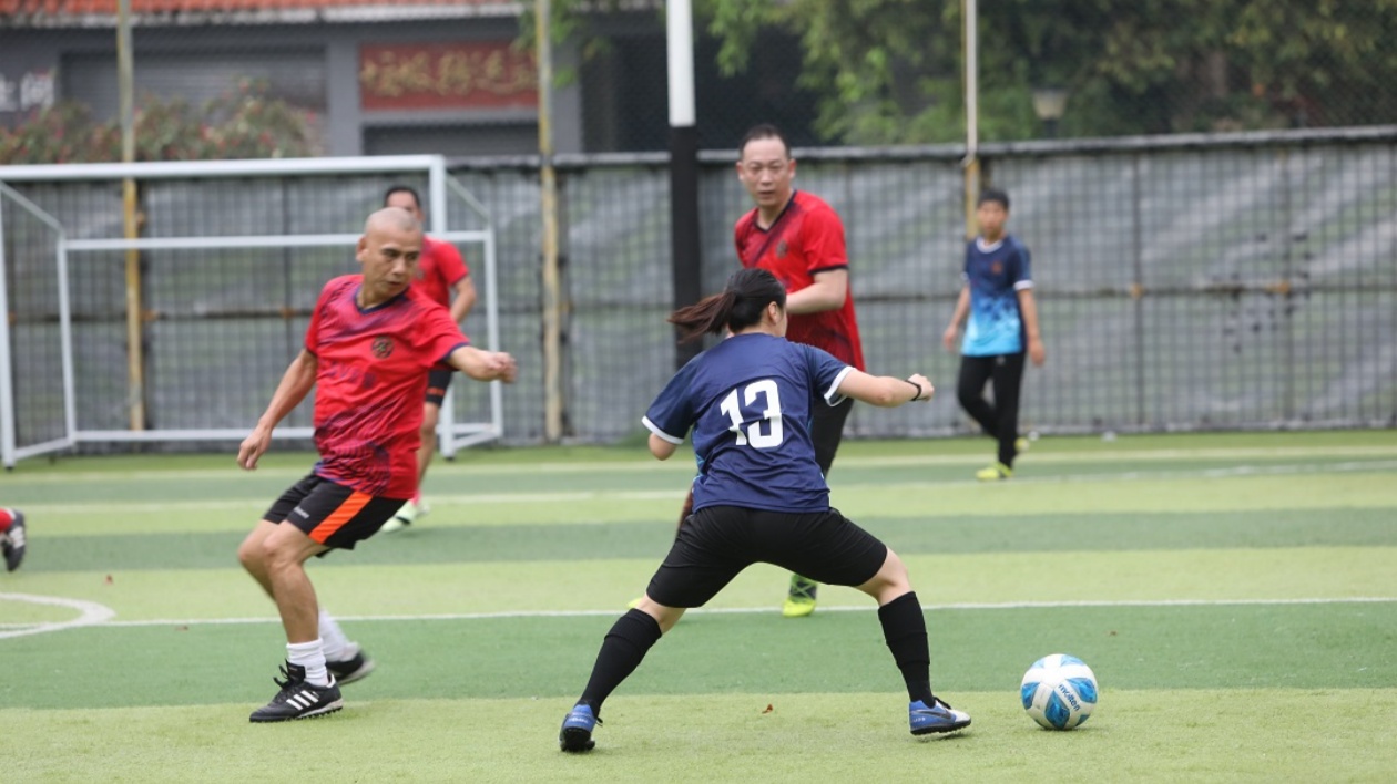 增友誼促交流  本港友聯(lián)會(huì)足球隊(duì)與東莞道滘足協(xié)雨中「開(kāi)波」