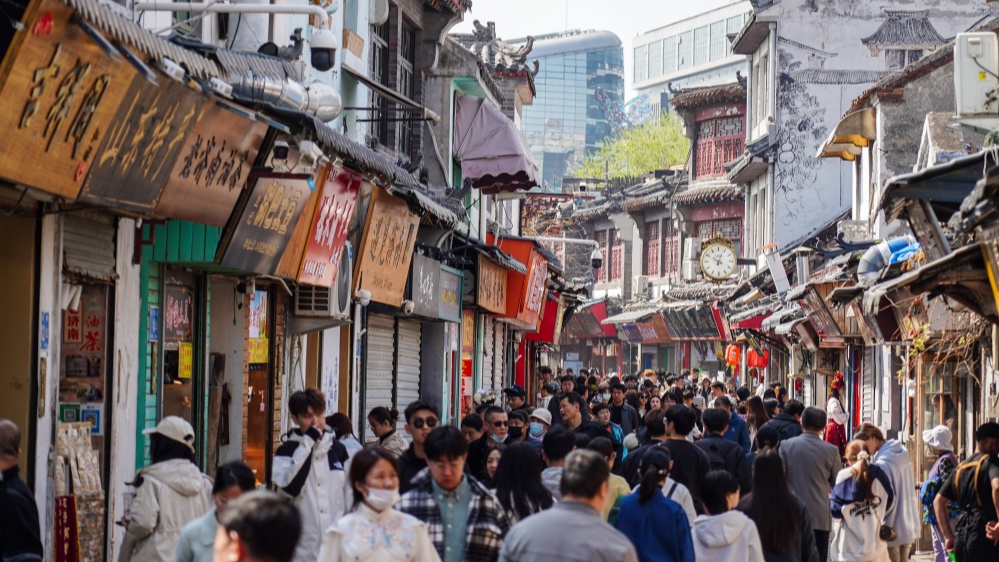 熟悉的「人從眾」畫面頻頻再現(xiàn) 內(nèi)地旅遊消費市場「全面開花」