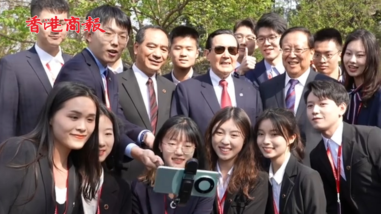 有片丨北大學(xué)生邀請(qǐng)馬英九合影 馬先生：沒(méi)問(wèn)題 不收錢(qián)