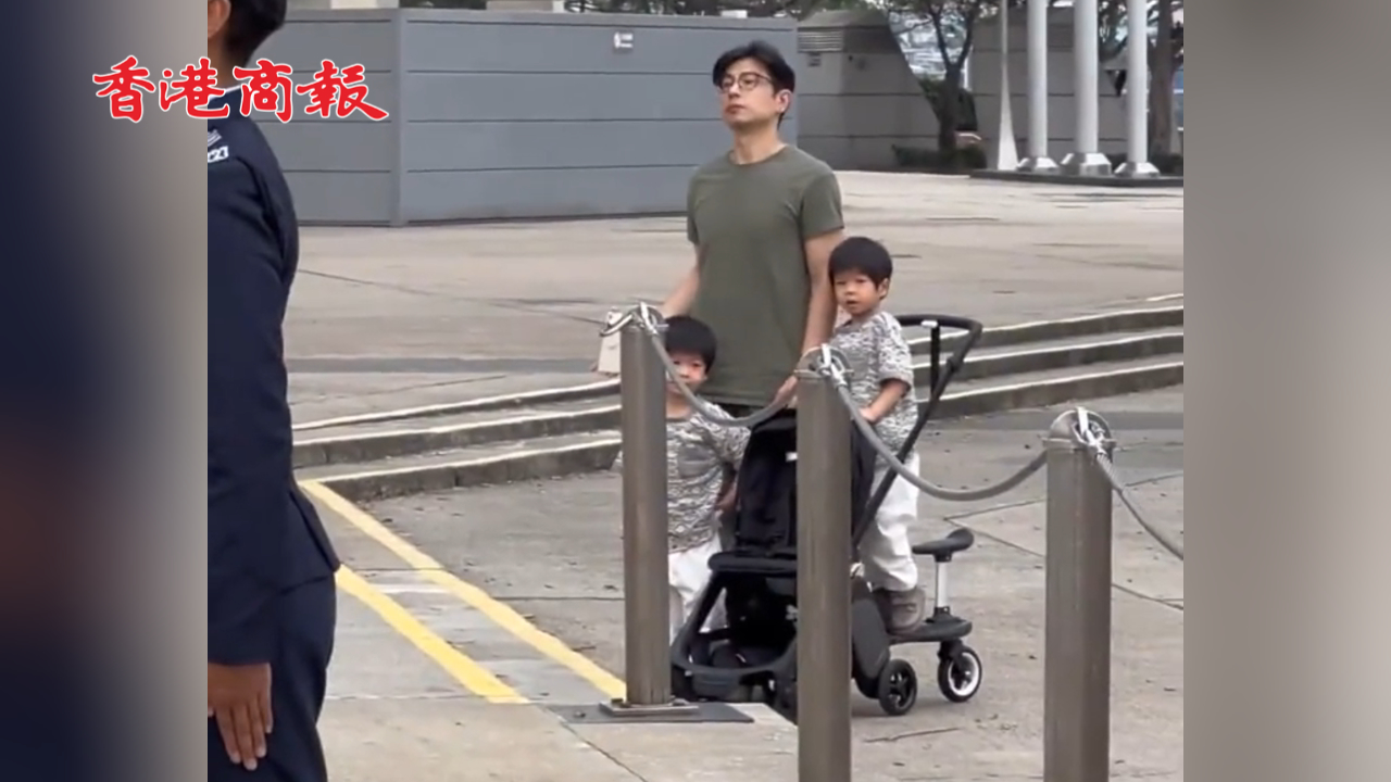 有片丨這就是最好的言傳身教 香港爸爸教兩個(gè)小寶寶正確看升國(guó)旗 要保持安靜注視國(guó)旗