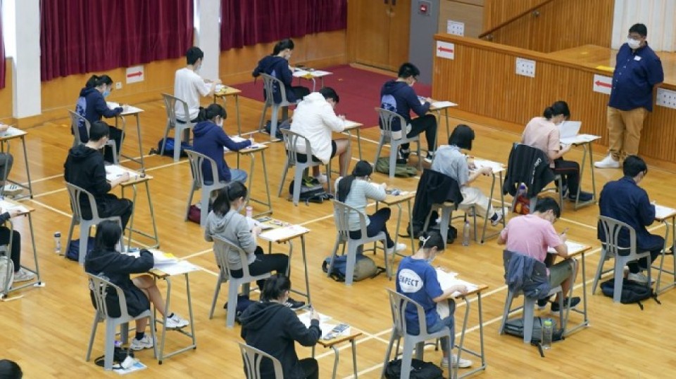 考評局：考生12日可繼續(xù)用「報到易」簽到 試場須用局方監(jiān)考手機