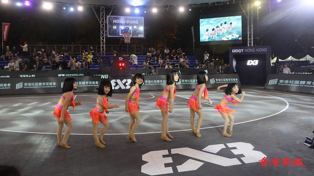 有片｜三人籃球奧運(yùn)資格賽 開(kāi)幕式芭蕾小女孩跳舞好可愛(ài)