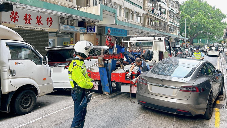 警方油尖打擊違例泊車 發(fā)近千張罰款拖走11車