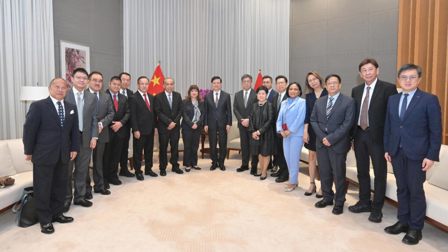 印尼僱主協(xié)會(huì)與特首會(huì)面 稱印尼商界擬來港投資及設(shè)家族辦公室