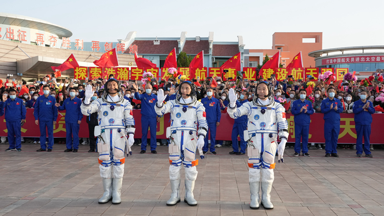 景海鵬獲特級航天功勳獎?wù)?朱楊柱桂海潮獲三級航天功勳獎?wù)? title=