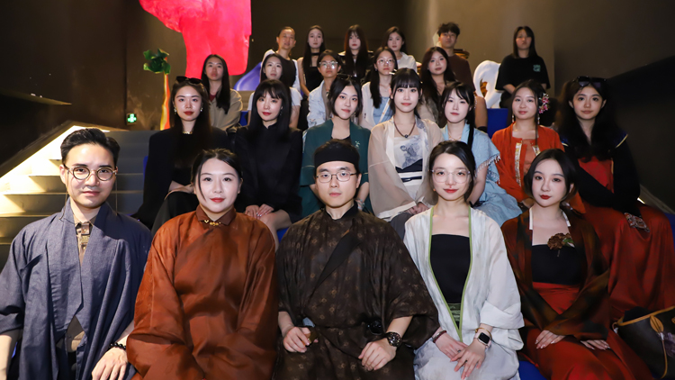 華夏衣冠文化連結(jié)灣區(qū)有志青年 香港漢服社團登上廣州時裝舞臺