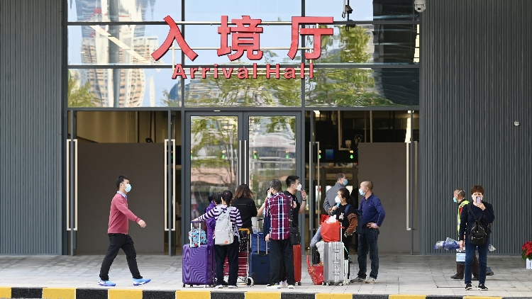 皇崗邊檢站一季度查驗(yàn)出入境人員超1671萬(wàn)人次 港澳與內(nèi)地居民雙向奔赴成常態(tài)